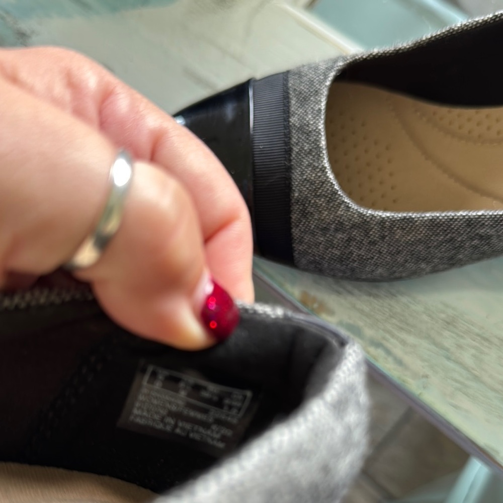 Clarks Women's Black and Gray Flats - Picture 2 of 2